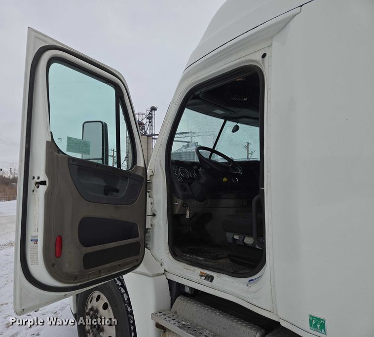 image for item EB1280 2015 Freightliner Cascadia semi truck