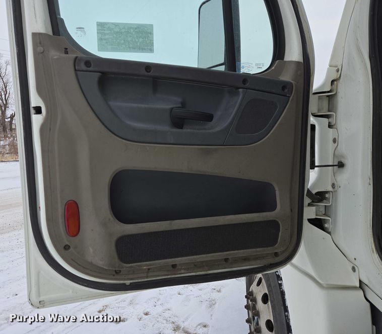 image for item EB1280 2015 Freightliner Cascadia semi truck