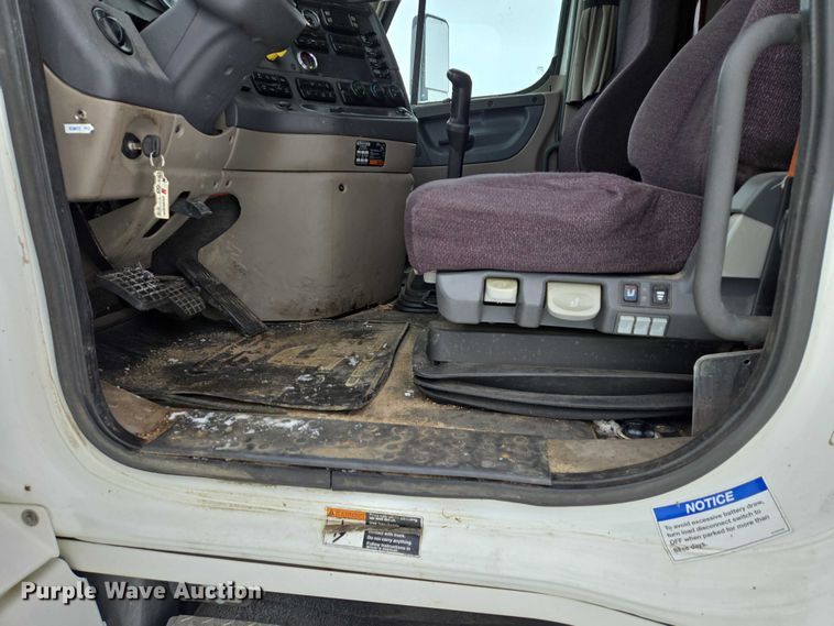 image for item EB1280 2015 Freightliner Cascadia semi truck