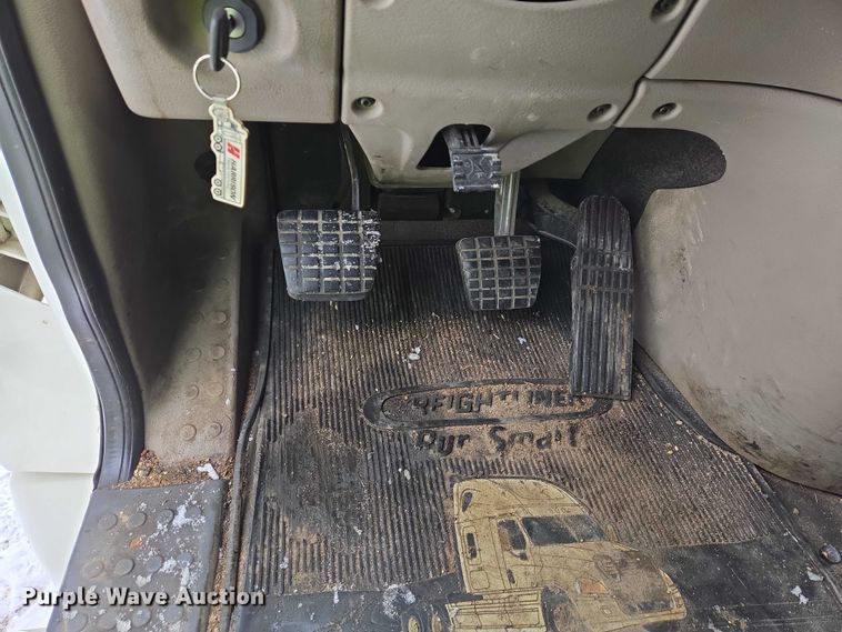 image for item EB1280 2015 Freightliner Cascadia semi truck