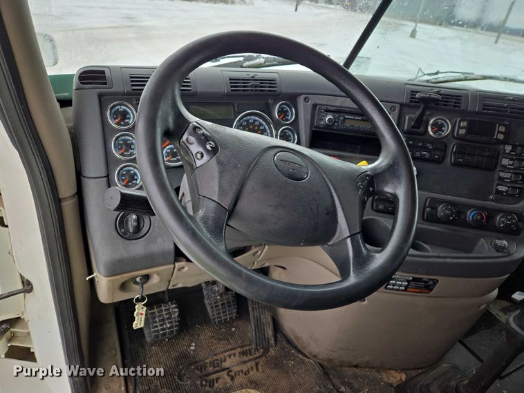 image for item EB1280 2015 Freightliner Cascadia semi truck