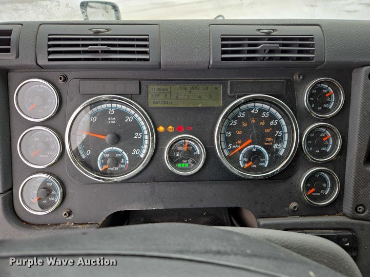 image for item EB1280 2015 Freightliner Cascadia semi truck