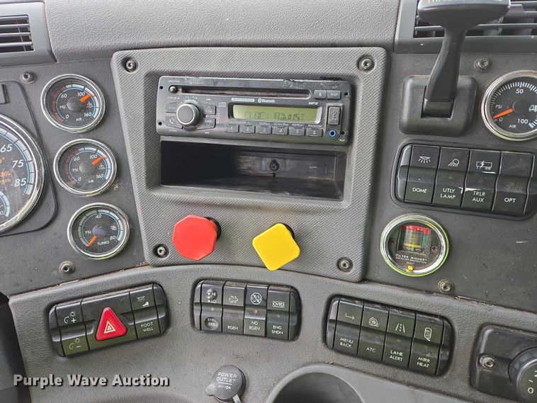 image for item EB1280 2015 Freightliner Cascadia semi truck