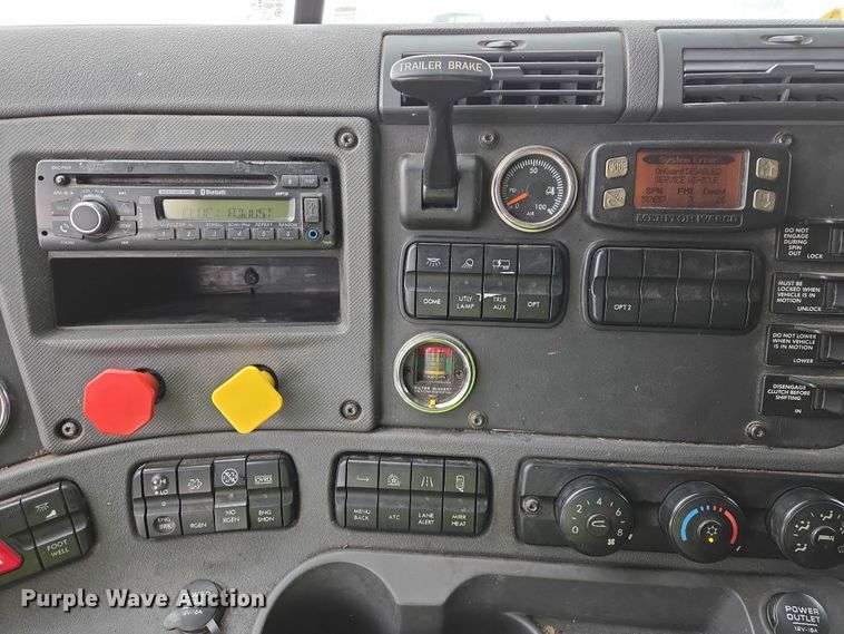 image for item EB1280 2015 Freightliner Cascadia semi truck