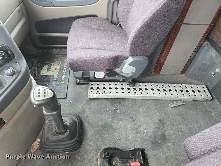 image for item EB1280 2015 Freightliner Cascadia semi truck