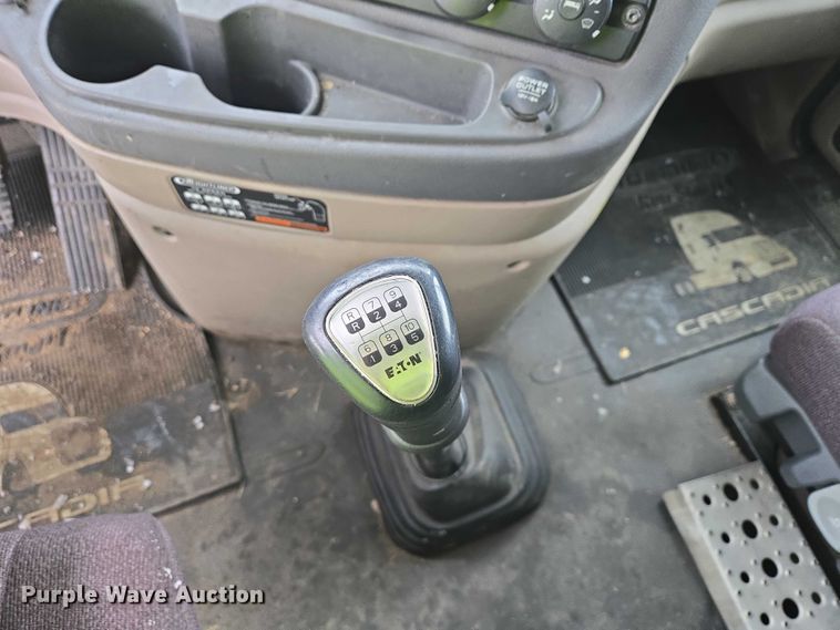 image for item EB1280 2015 Freightliner Cascadia semi truck