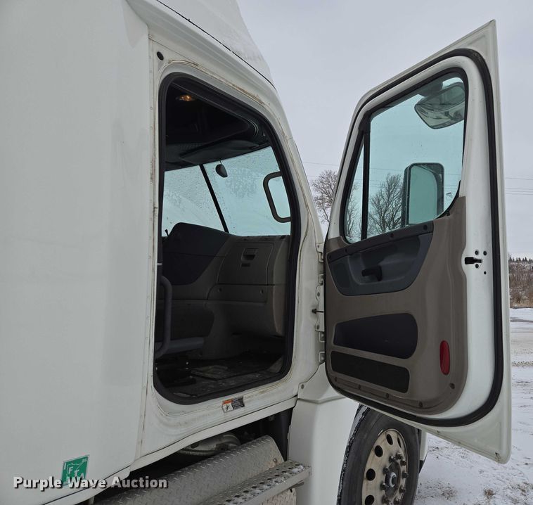 image for item EB1280 2015 Freightliner Cascadia semi truck