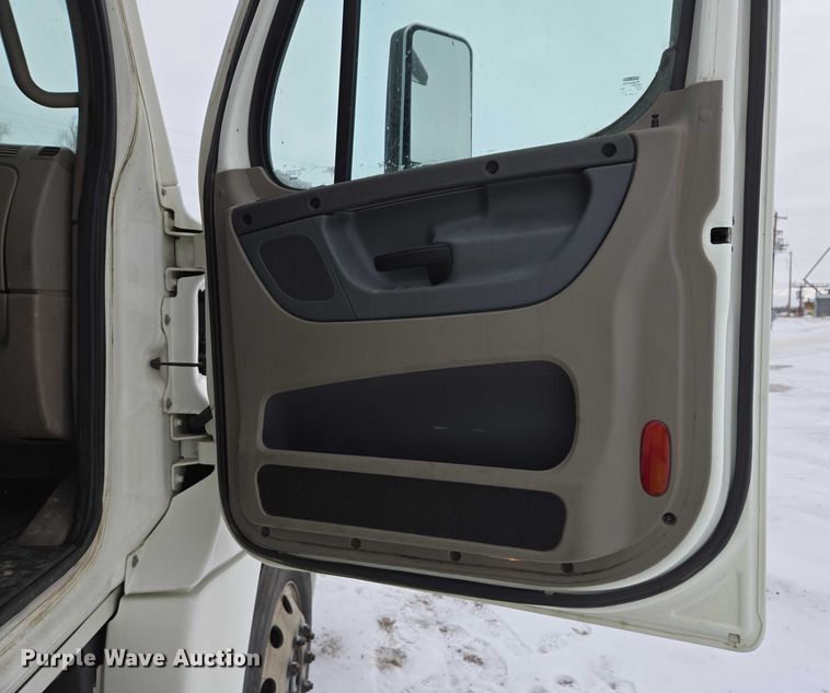 image for item EB1280 2015 Freightliner Cascadia semi truck