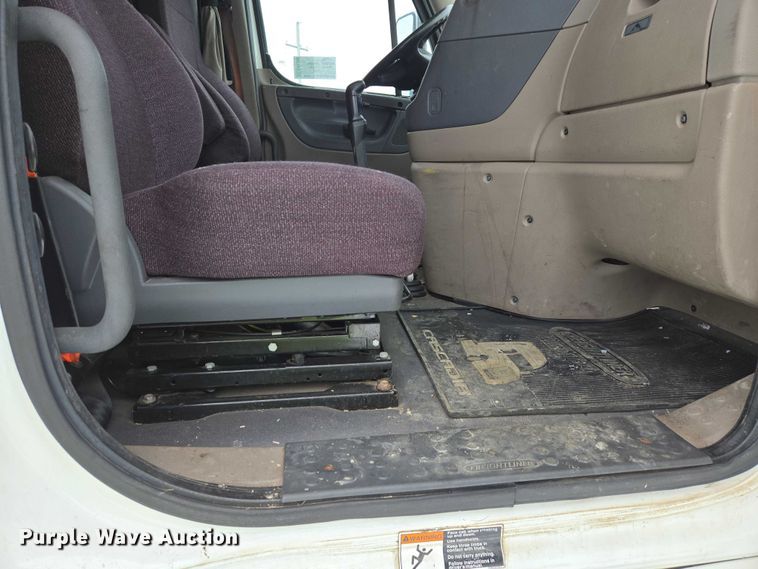 image for item EB1280 2015 Freightliner Cascadia semi truck