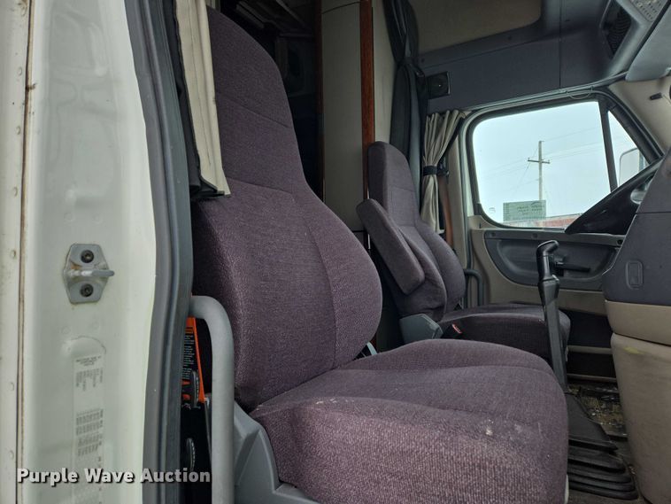 image for item EB1280 2015 Freightliner Cascadia semi truck