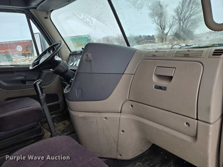 image for item EB1280 2015 Freightliner Cascadia semi truck