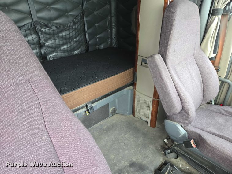 image for item EB1280 2015 Freightliner Cascadia semi truck