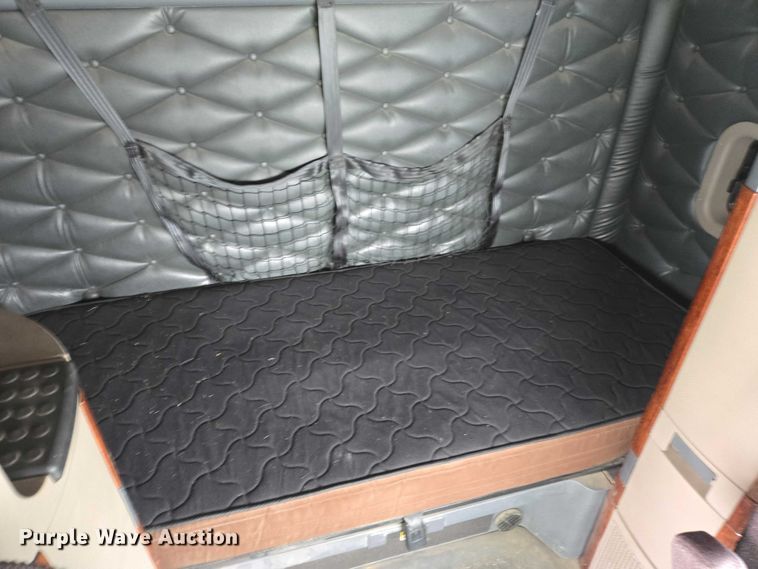 image for item EB1280 2015 Freightliner Cascadia semi truck