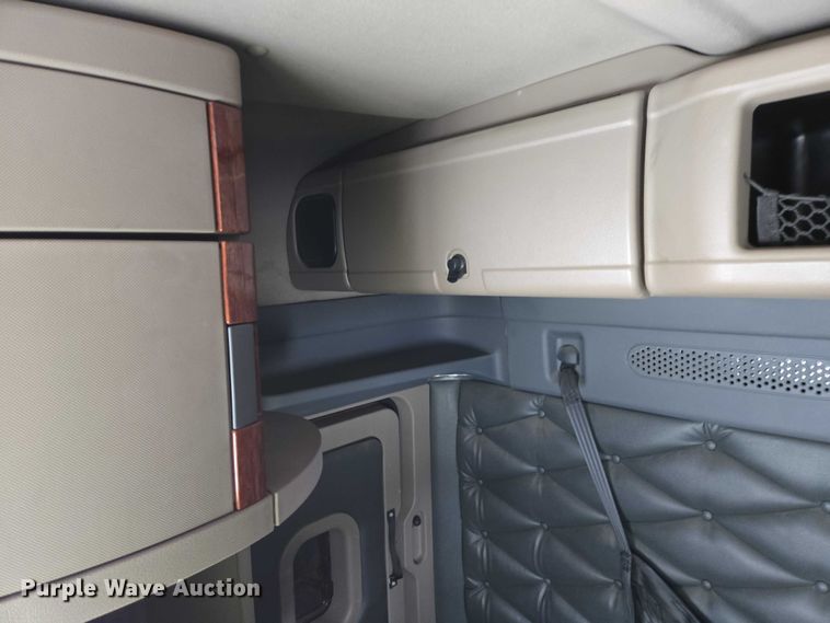 image for item EB1280 2015 Freightliner Cascadia semi truck