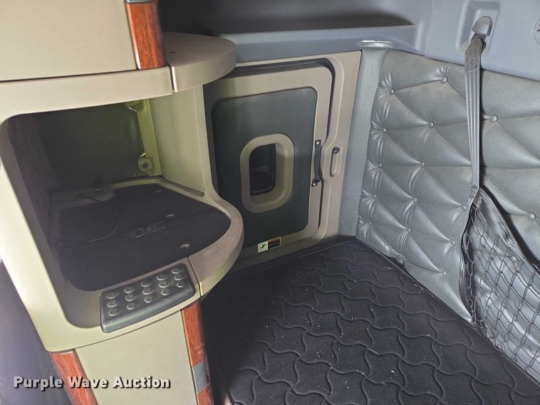 image for item EB1280 2015 Freightliner Cascadia semi truck