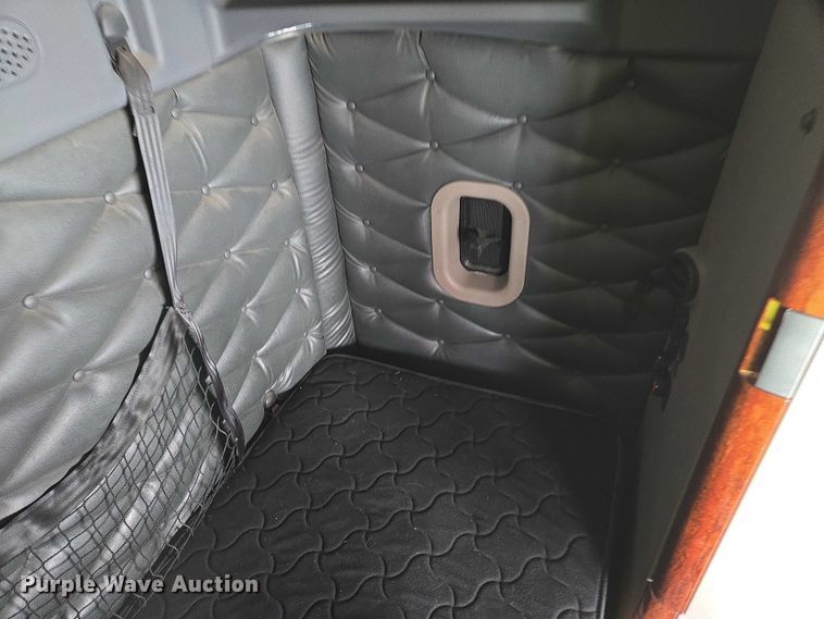 image for item EB1280 2015 Freightliner Cascadia semi truck