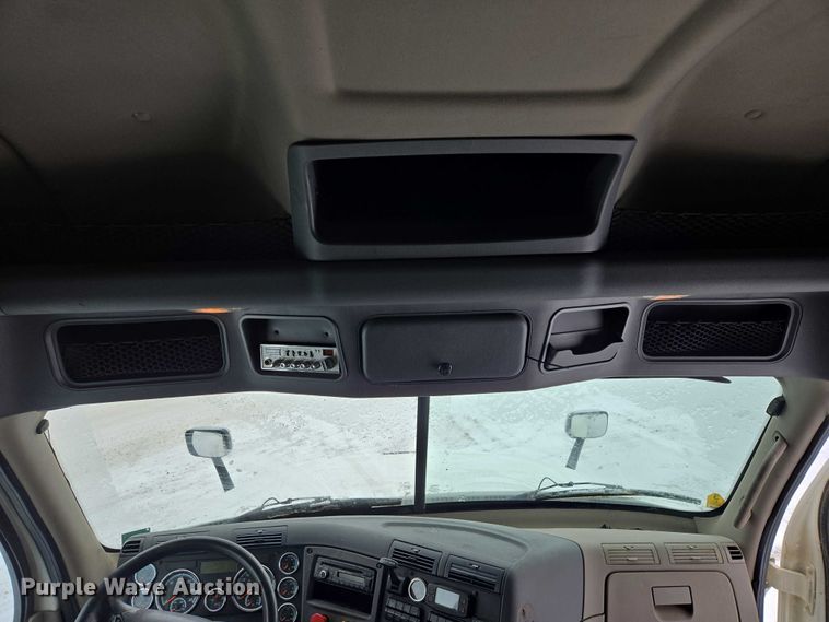 image for item EB1280 2015 Freightliner Cascadia semi truck