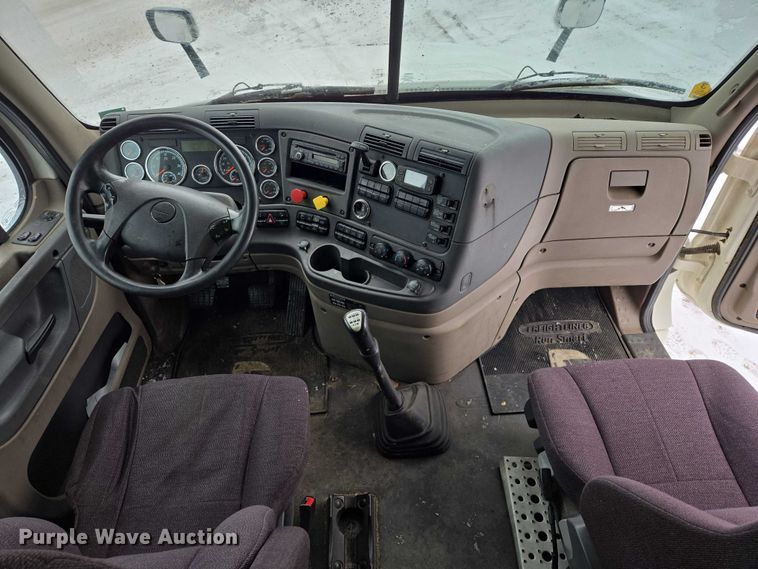 image for item EB1280 2015 Freightliner Cascadia semi truck