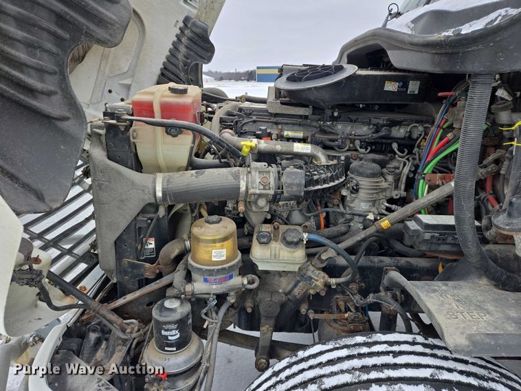 image for item EB1280 2015 Freightliner Cascadia semi truck