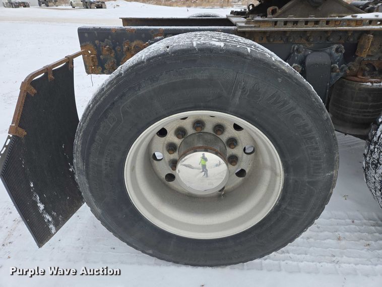 image for item EB1280 2015 Freightliner Cascadia semi truck