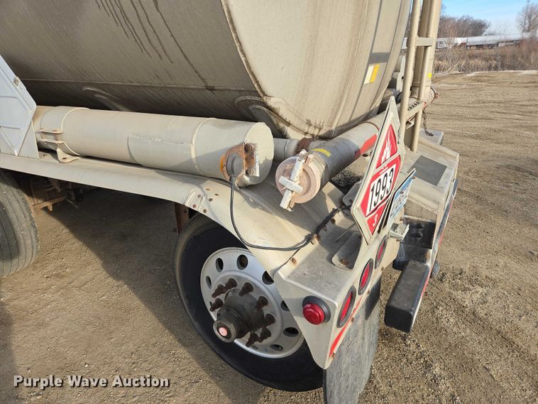 image for item EB1376 1998 Beall BAST-120-4-SB tank trailer