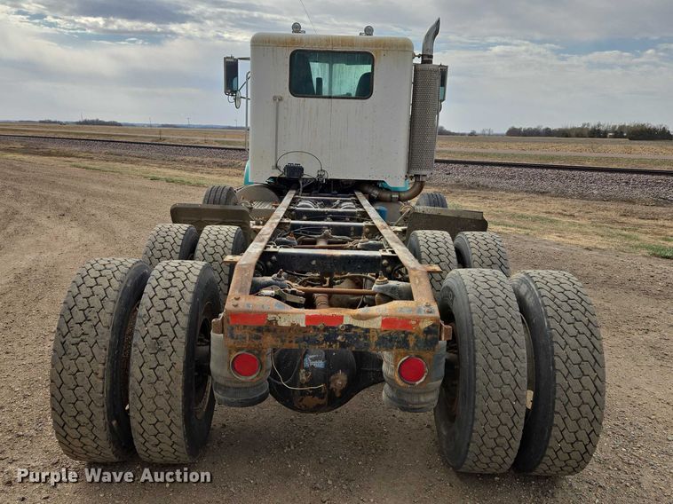 image for item EB1381 1996 Peterbilt 378 truck cab and chassis