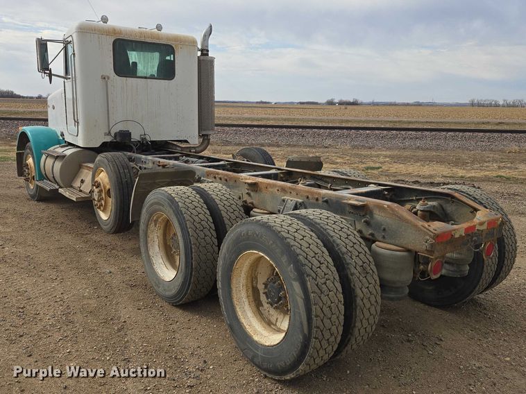 image for item EB1381 1996 Peterbilt 378 truck cab and chassis