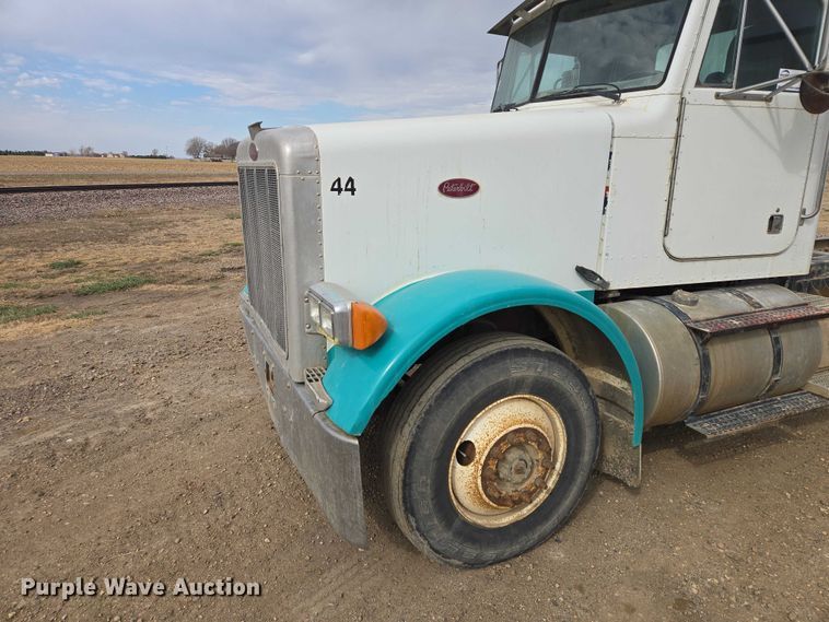 image for item EB1381 1996 Peterbilt 378 truck cab and chassis
