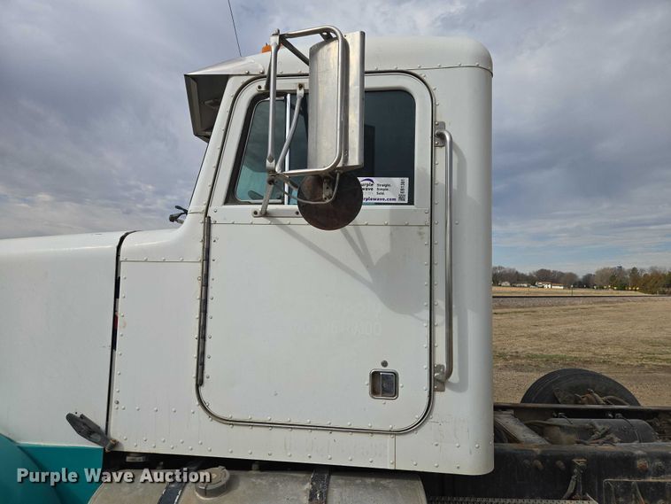 image for item EB1381 1996 Peterbilt 378 truck cab and chassis