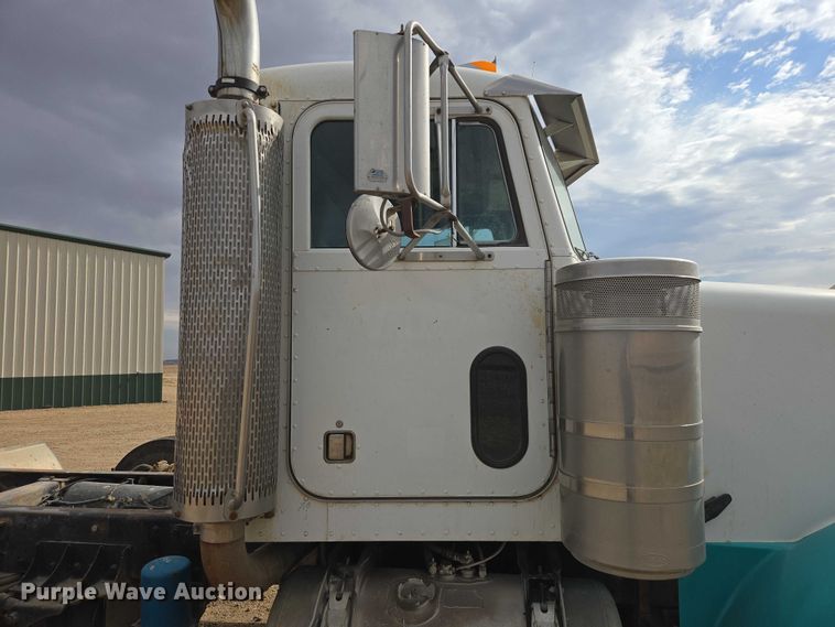 image for item EB1381 1996 Peterbilt 378 truck cab and chassis