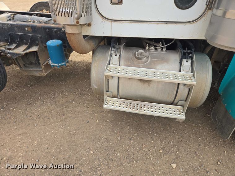 image for item EB1381 1996 Peterbilt 378 truck cab and chassis
