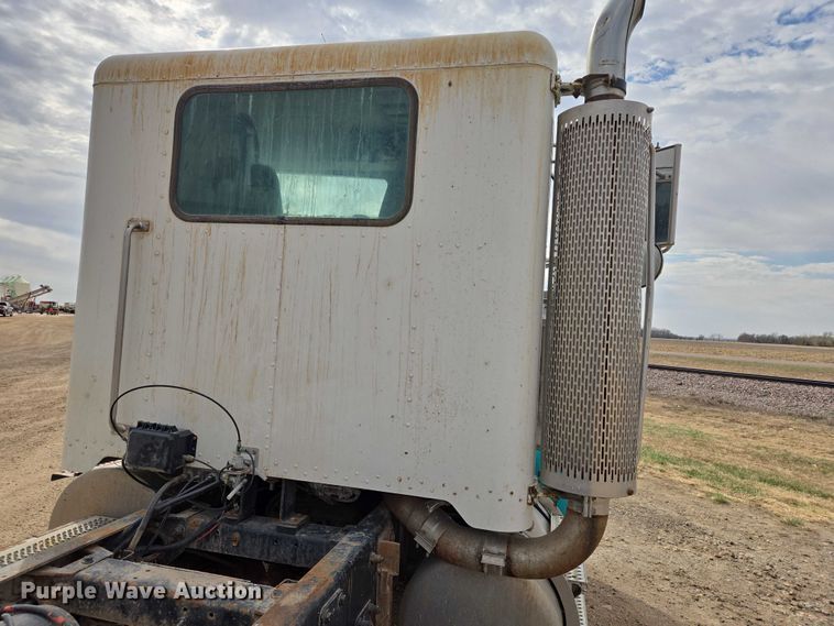 image for item EB1381 1996 Peterbilt 378 truck cab and chassis