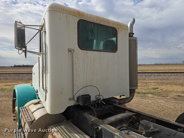 image for item EB1381 1996 Peterbilt 378 truck cab and chassis