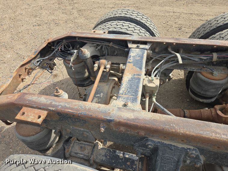 image for item EB1381 1996 Peterbilt 378 truck cab and chassis