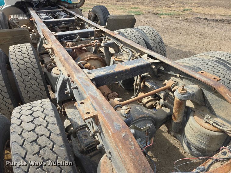 image for item EB1381 1996 Peterbilt 378 truck cab and chassis