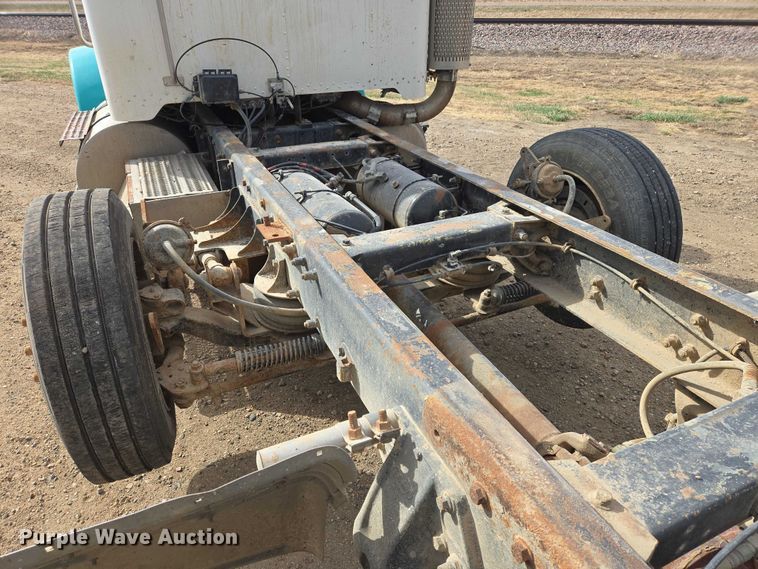 image for item EB1381 1996 Peterbilt 378 truck cab and chassis