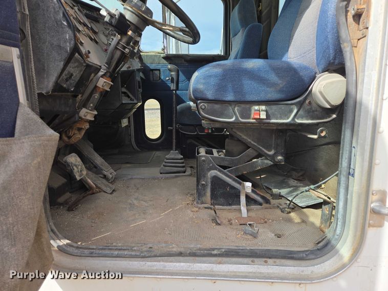 image for item EB1381 1996 Peterbilt 378 truck cab and chassis