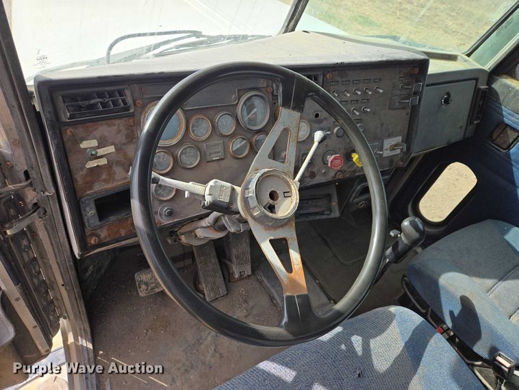 image for item EB1381 1996 Peterbilt 378 truck cab and chassis