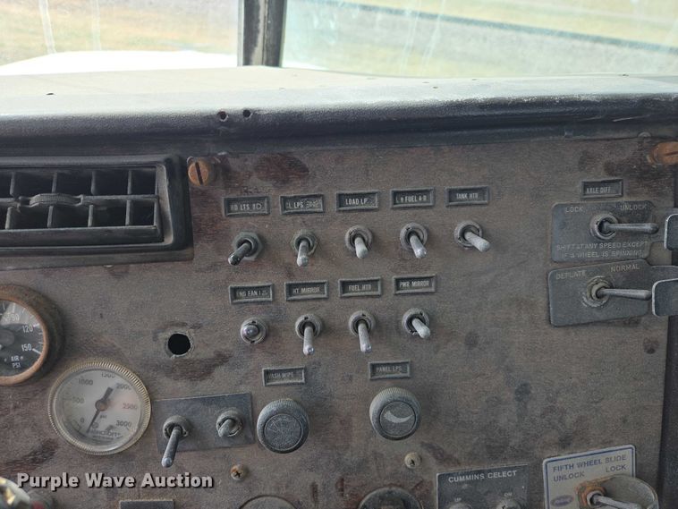 image for item EB1381 1996 Peterbilt 378 truck cab and chassis