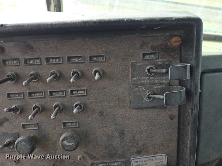 image for item EB1381 1996 Peterbilt 378 truck cab and chassis