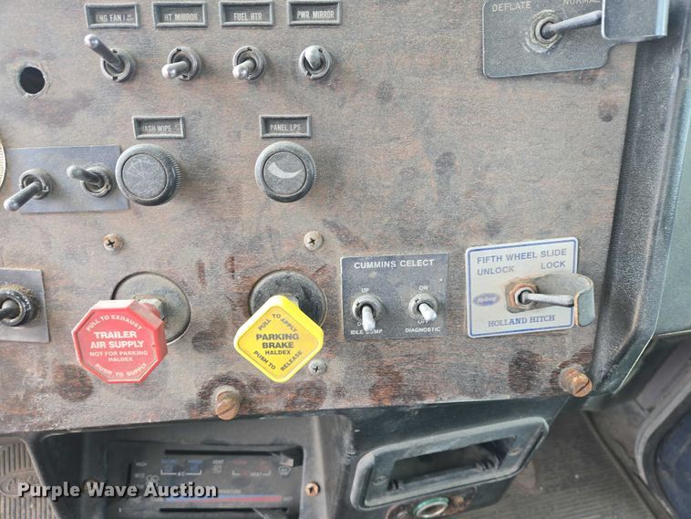 image for item EB1381 1996 Peterbilt 378 truck cab and chassis