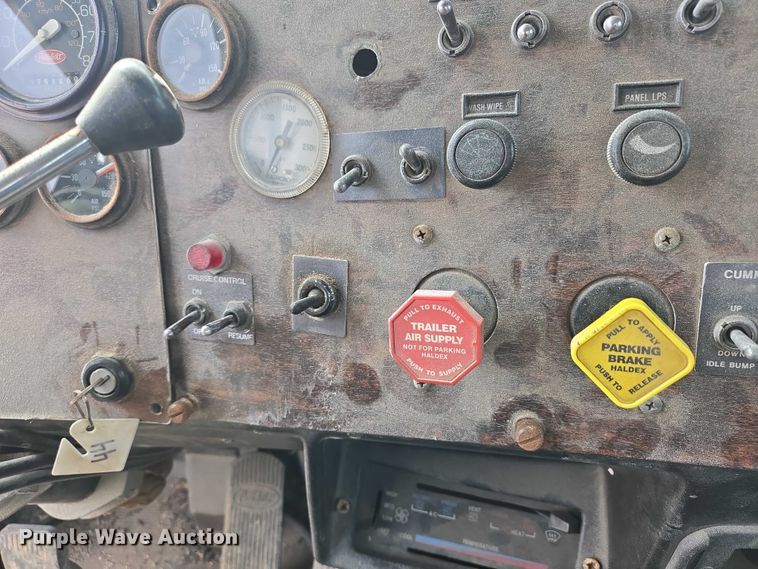 image for item EB1381 1996 Peterbilt 378 truck cab and chassis