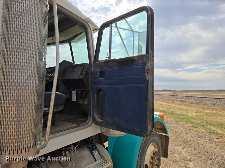 image for item EB1381 1996 Peterbilt 378 truck cab and chassis