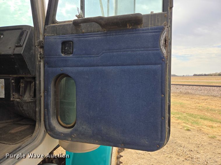 image for item EB1381 1996 Peterbilt 378 truck cab and chassis