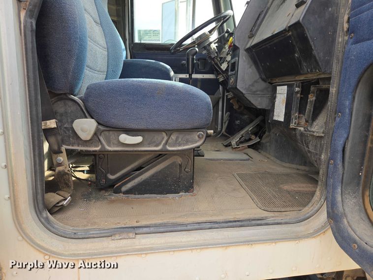 image for item EB1381 1996 Peterbilt 378 truck cab and chassis