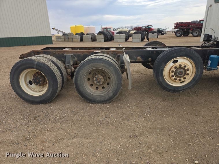 image for item EB1381 1996 Peterbilt 378 truck cab and chassis