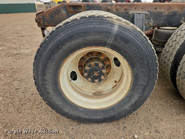 image for item EB1381 1996 Peterbilt 378 truck cab and chassis