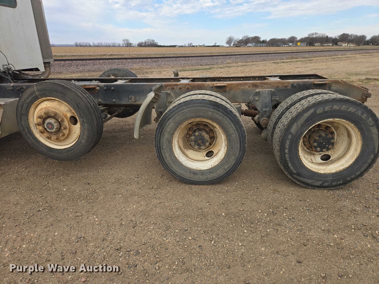 image for item EB1381 1996 Peterbilt 378 truck cab and chassis