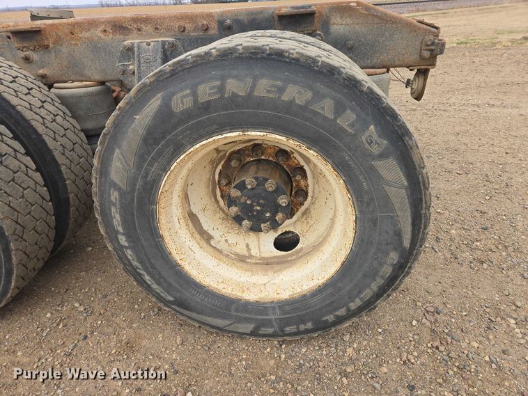 image for item EB1381 1996 Peterbilt 378 truck cab and chassis