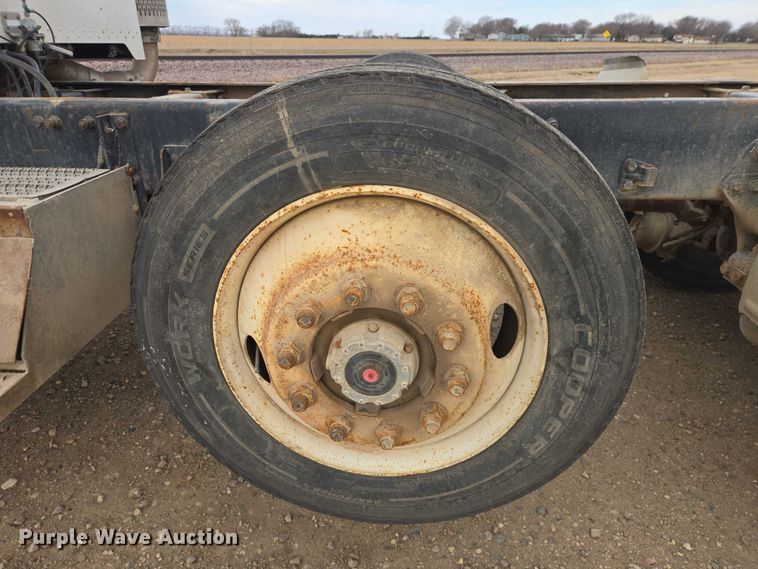 image for item EB1381 1996 Peterbilt 378 truck cab and chassis